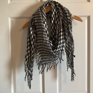 Black and white triangle scarf